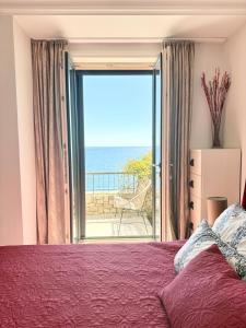 Postel nebo postele na pokoji v ubytování First Line Three Bedroom Apartment - Lustica Bay + 21 fotografií