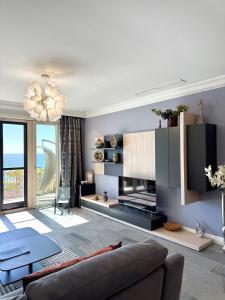 Posezení v ubytování First Line Three Bedroom Apartment - Lustica Bay