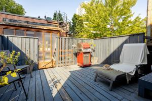 un ponte con una sedia e una stufa sopra di Downtown Retreat with Modern Comfort a Montréal