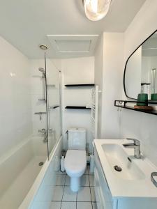 Un baño blanco con inodoro y lavabo. en Le Duplex de Jean, Centre de Rennes, en Rennes