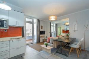 Una cocina y una sala de estar con una mesa y un sofá. en Canteras Seaviews - Balcony & Beach, en Guanarteme