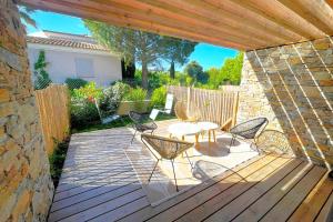 En terrasse eller udendørsområde på Duplex Marina Di Cala Rossa