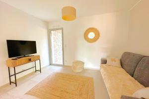 Et tv og/eller underholdning på Duplex Marina Di Cala Rossa + 9 billeder