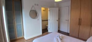 La salle de bains est pourvue d'une baignoire blanche. dans l'établissement Spacious 2BR Apartment Only 15 Minutes to City, à Dublin