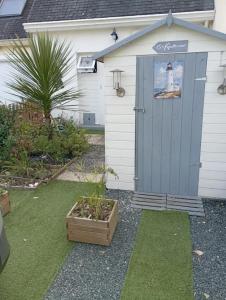 a house with a blue door with a lighthouse sign on it at Ty Sterenn e Giulia 700m de la plage de Lodonnec in Loctudy