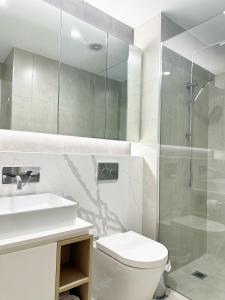 Koupelna v ubytování DS1002 - 2B2B Spacious Carnegie Penthouse Free Parking 2 bed 2 bath Top Floor 5mins to Chadstone Shopping centre Monash Uni 1min Carnegie railway + 48 fotografií