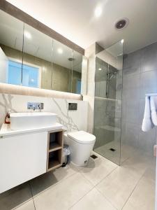Koupelna v ubytování DS1002 - 2B2B Spacious Carnegie Penthouse Free Parking 2 bed 2 bath Top Floor 5mins to Chadstone Shopping centre Monash Uni 1min Carnegie railway