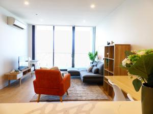 Posezení v ubytování DS1002 - 2B2B Spacious Carnegie Penthouse Free Parking 2 bed 2 bath Top Floor 5mins to Chadstone Shopping centre Monash Uni 1min Carnegie railway