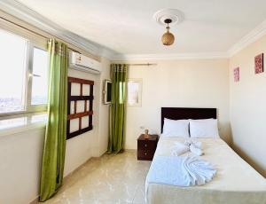 Una cama o camas en una habitación de Giza Pyramids View Guest House