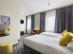Una cama o camas en una habitación de ibis Styles Warszawa West