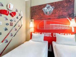 Postel nebo postele na pokoji v ubytování ibis Regensburg Zentrum + 36 fotografií
