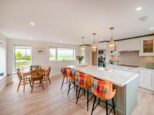 Glinskにある3 Bed in Cashel oc-a32863の島付きのキッチン、テーブルと椅子