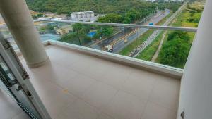an empty balcony with a view of a city street at Apartamento moderno con vista al mar en Pozos Colorados in Santa Marta