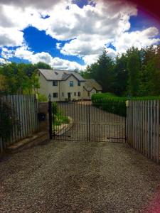 un portail en face d'une maison avec une clôture dans l'établissement Cottage at the Hollow, à North Middleton