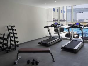 un gimnasio con máquinas de correr y una piscina en Ibis Jeddah Malik Road, en Yeda