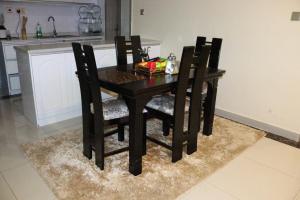 Fotografie z fotogalerie ubytování Executive fully furnished three bedroom apartment with ample parking space, swimming pool fully equipped gym children playing ground and amazing city views v destinaci Nairobi