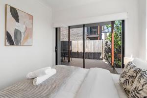 Postel nebo postele na pokoji v ubytování Sunhaven Escape Three Storey Comfort for Families