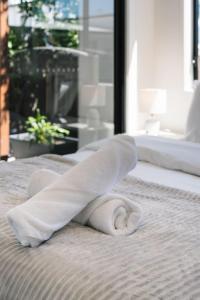 Postel nebo postele na pokoji v ubytování Sunhaven Escape Three Storey Comfort for Families + 52 fotografií