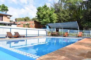 Cabañas Oberá في اوبيرا: مسبح بكرسيين وسياج