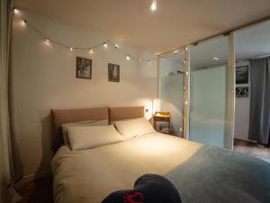 1 dormitorio con 1 cama con luces en la pared en Pila- ski in ski out- appartamento YUMI, en Pila