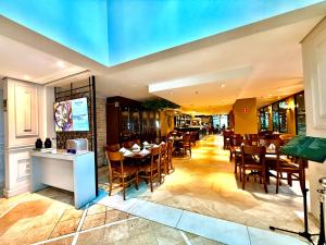 ein Speisesaal mit Tischen und Stühlen in einem Restaurant in der Unterkunft Flat em Hotel de Luxo MercPrivilege - 5 Min do Aeroporto in São Paulo