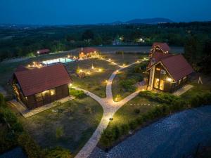 SopotOzoni & Spa的院子里亮着灯的房子的鸟瞰图