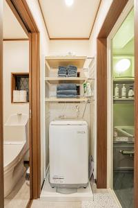 Ένα μπάνιο στο Koiwa Station Entire Villa Two Generation House with 1BR Cozy Apartment and 4BR Spacious Home Easy JR Access to Asakusa Skytree Shinjuku Shibuya Ueno and Narita Haneda Airport