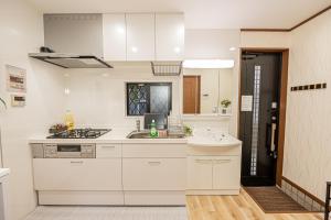 Η κουζίνα ή μικρή κουζίνα στο Koiwa Station Entire Villa Two Generation House with 1BR Cozy Apartment and 4BR Spacious Home Easy JR Access to Asakusa Skytree Shinjuku Shibuya Ueno and Narita Haneda Airport +94 φωτογραφίες