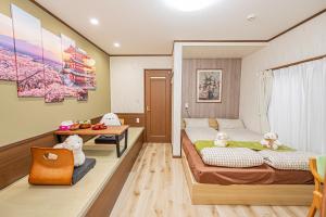 Ένα ή περισσότερα κρεβάτια σε δωμάτιο στο Koiwa Station Entire Villa Two Generation House with 1BR Cozy Apartment and 4BR Spacious Home Easy JR Access to Asakusa Skytree Shinjuku Shibuya Ueno and Narita Haneda Airport