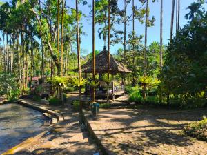 Un complejo turístico con un mirador junto a un río. en Sendang Seruni Guest House, en Jambu