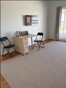 Pokój z biurkiem, 2 krzesłami i stołem w obiekcie Brand New 4 bedroom home, beach escape w mieście Warrnambool