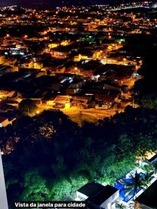 eine Draufsicht auf eine Stadt bei Nacht in der Unterkunft Cobertura LUHNA - 3 Quartos-Ar Condicionado-Vista Cidade-6 Pessoas in Salto