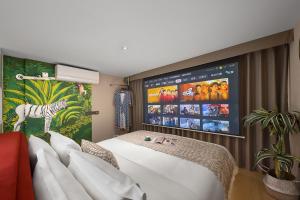 a bedroom with a large screen on the wall at Guangzhou Parker Cloud Residence in Guangzhou
