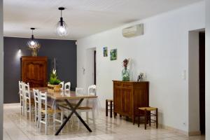 Un comedor con mesa y sillas en Mas de Cerier, en Saint-Gilles