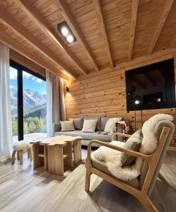 a living room with a couch and a table at Chapelco Golf Lodge - Depto en Aldea del Golf H6 13E in San Martín de los Andes