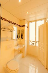 ein Badezimmer mit Toilette und Waschbecken in der Unterkunft Hotel Havane Opera in Paris + 71 Fotos