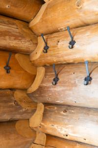 un muro di tronchi di legno con borchie metalliche di La Tzarma a Granges Altre 8 foto