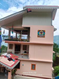 NamchiにあるDokhampa village Home stayの側面に看板がある建物 +1枚の写真