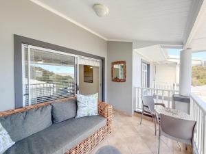 Χώρος καθιστικού στο Lagoon View Retreat-Stylish 2BR in Central Knysna