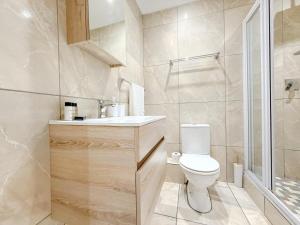 Ένα μπάνιο στο Lagoon View Retreat-Stylish 2BR in Central Knysna