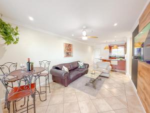 Η κουζίνα ή μικρή κουζίνα στο Lagoon View Retreat-Stylish 2BR in Central Knysna +20 φωτογραφίες