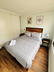 a bedroom with a bed with two pillows on it at Experiencia Terramar-1hab-1Bañó-1estac in Antofagasta