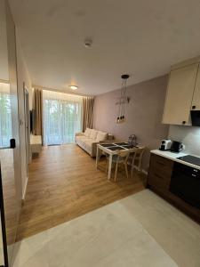 Η κουζίνα ή μικρή κουζίνα στο 4SUMMER SeaView Paradise widok na morze, przy samej plaży parking podziemny w cenie