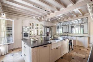 Η κουζίνα ή μικρή κουζίνα στο Villa Gontaud