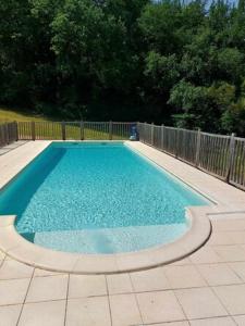 ProissansにあるLA GRANGE Gîte à Sarlat avec belle piscine au selの裏庭の青い水のスイミングプール