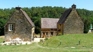 ProissansにあるLA GRANGE Gîte à Sarlat avec belle piscine au selの畑中の大きな石造りの建物