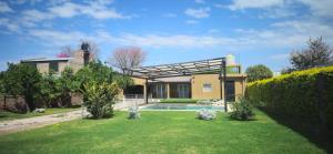 a house with a swimming pool in a yard at Finca Las Tres Hermanas en La Banda in La Banda