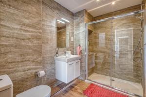 Un baño con ducha, inodoro y lavabo. en Stella Maris - 'Star of the Sea' Penthouse-Sliema, en Sliema 47 fotos más