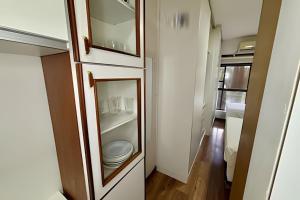 een badkamer met een toilet in een kast bij Studio ao lado do Parque da Cidade - Brasília in Brasilia