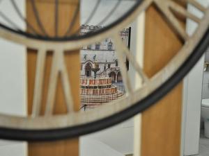 eine Reflexion eines Bildes der Roma in einem Spiegel in der Unterkunft B&B Begeme in Perugia
